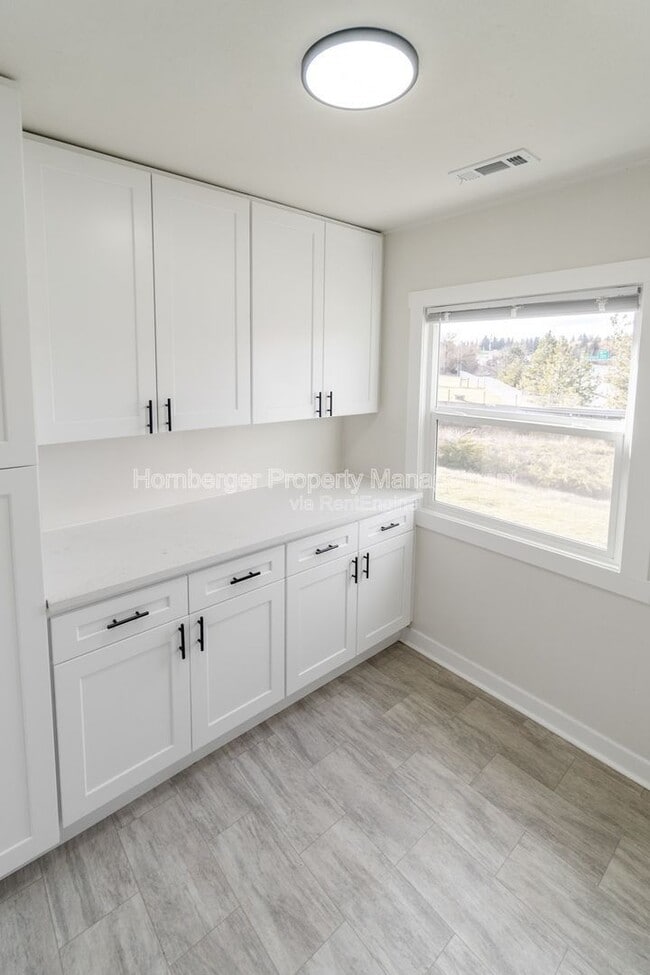 Building Photo - 1909 S Garden Springs Rd