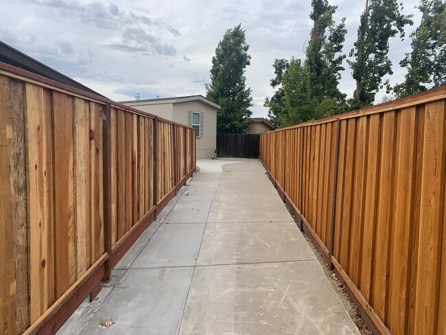 Building Photo - Terrific ADU home with private yard!