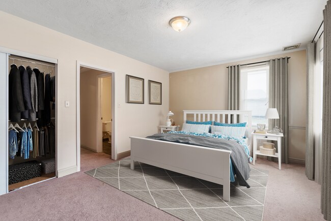 Building Photo - Spacious Duplex in the Heart of South Side...