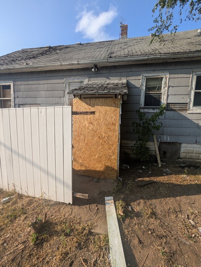 Building Photo - 422 S Louisa St