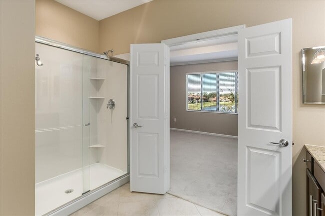 Building Photo - Beautiful Townhome in Vizcaya