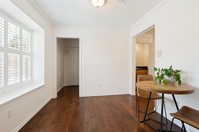 Building Photo - 1005 De Pauw Dr