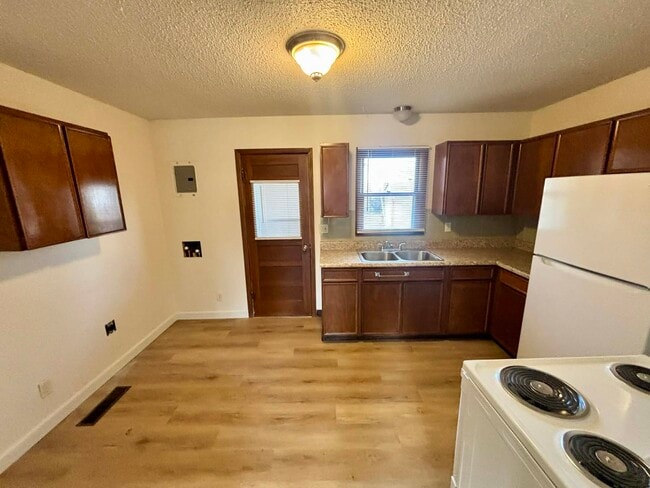 Building Photo - 316 E 2nd St