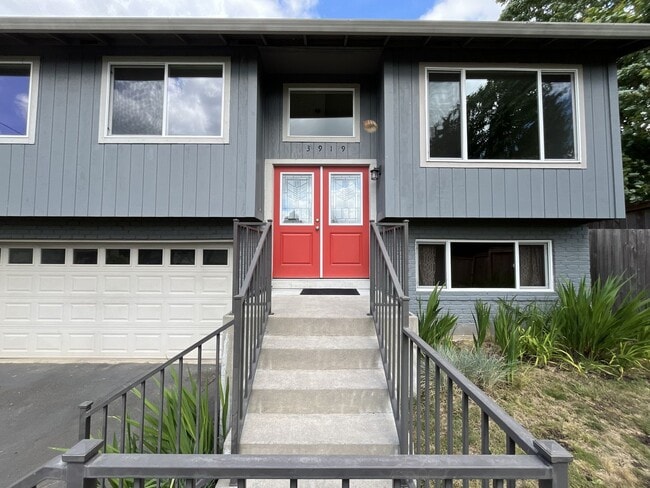 Building Photo - Spacious Milwaukie Home with Bonus Room, Large Fenced Yard and Shed/Workshop *Garage Not Included*