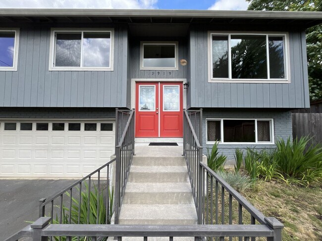 Building Photo - Spacious Milwaukie Home with Bonus Room, Large Fenced Yard and Shed/Workshop