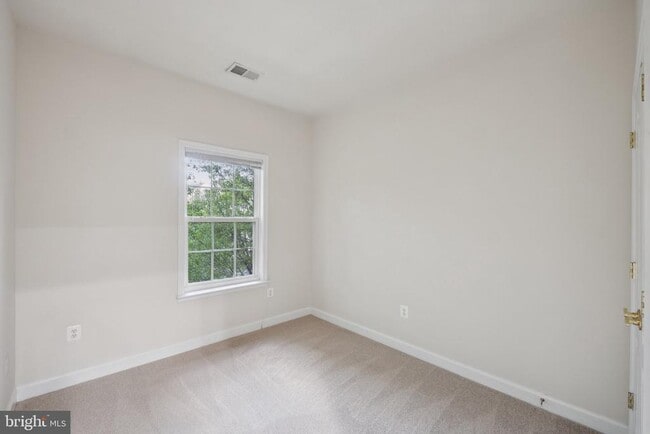 Building Photo - 909 Crestfield Dr