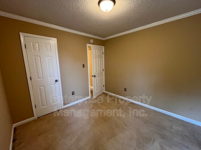 Building Photo - 8642 Pantherburn Cir N