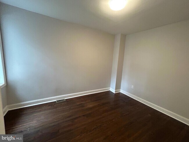 Building Photo - 250 N Salford St