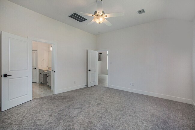 Building Photo - 15018 Bonham Shore Dr