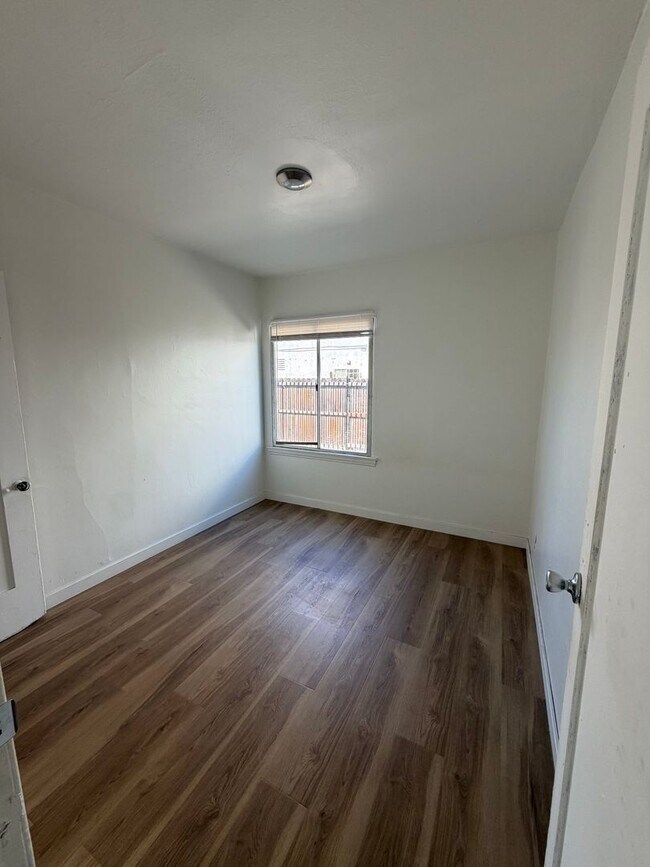 Building Photo - Newly Renovated 1 Bedroom in West Adams