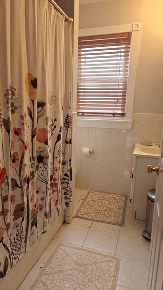 Building Photo - 2 Rogers Ave