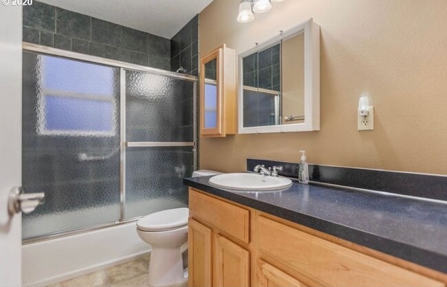 Building Photo - Spacious Home Near University of Portland