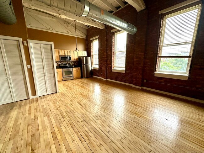 Building Photo - 325 Lafayette St