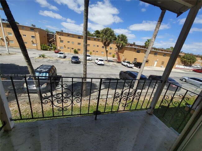 Building Photo - 1305 W 53rd St