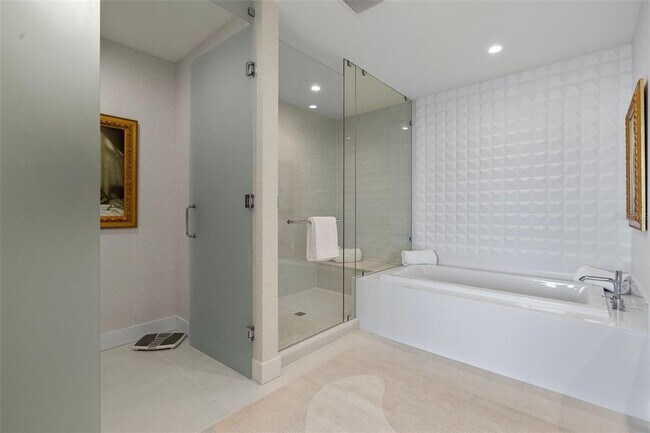 Building Photo - 301 1st St S