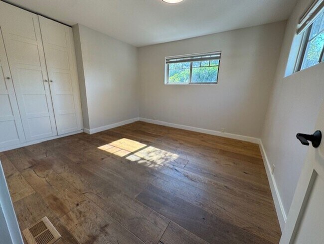 Building Photo - Downtown Craftsman, 3 Bedroom, Air Conditi...