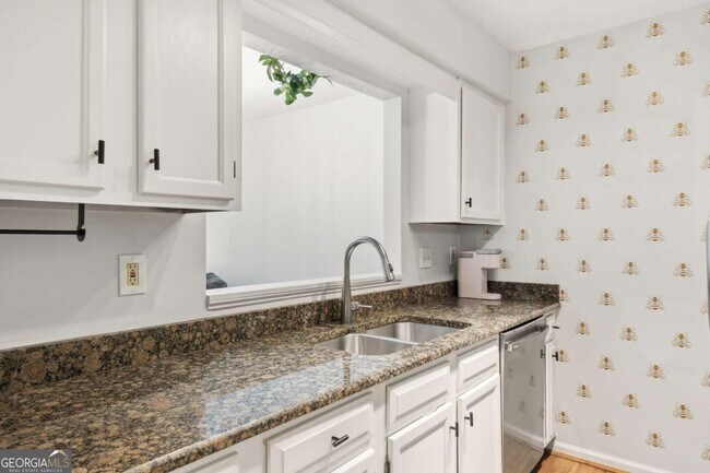 Building Photo - 24307 Plantation Dr NE