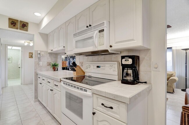 Building Photo - 330 SE 20th Ave