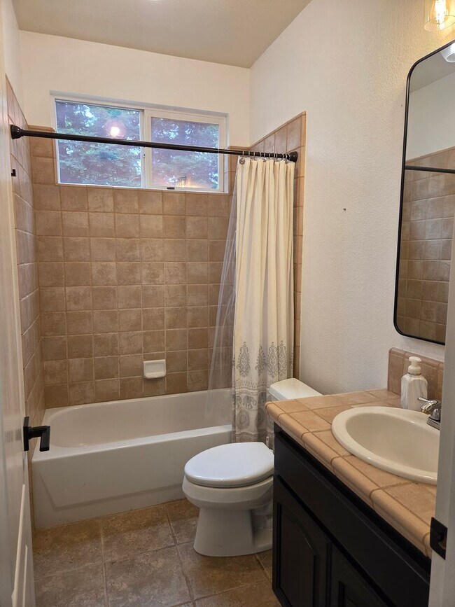 Building Photo - 5 Bdrm, 4 bath home located in Highland View Community off Silva Valley