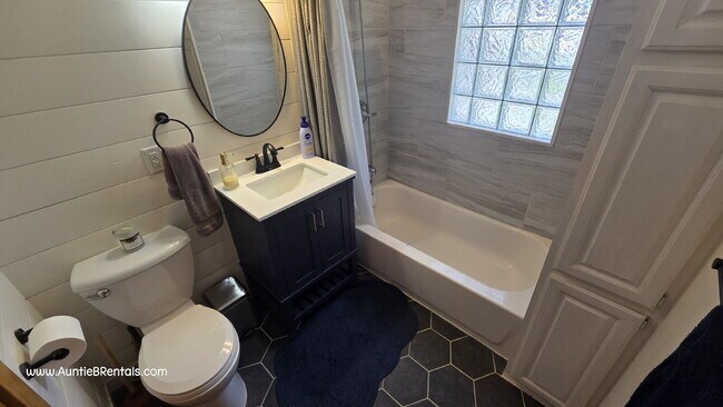 Building Photo - Spacious 4BR  in Saint Paul | 2 Full Baths - VIDEO TOUR
