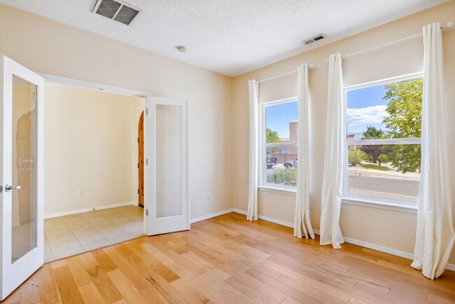Building Photo - Single Story Beauty | Large Yard | 3 Bedro...
