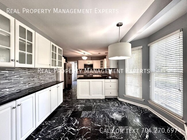 Building Photo - 8509 Golf Ridge Dr