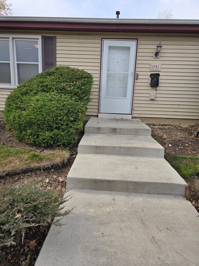 Building Photo - 1751 Queensbury Cir