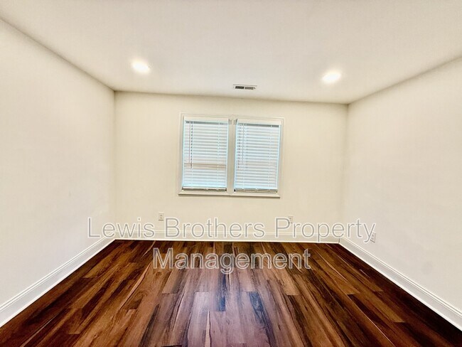 Building Photo - 49 Loudon St
