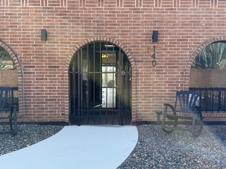 Building Photo - 1402 E Big Rock Rd