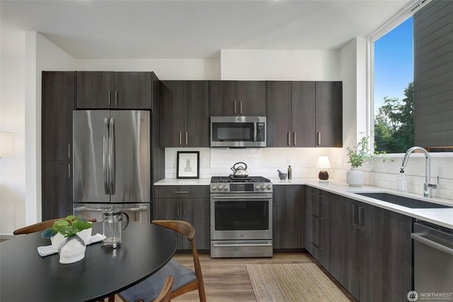 Building Photo - 2Bd/2Ba Seattle Townhouse