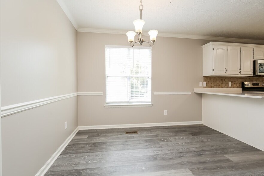 Building Photo - 2431 English Hill Dr