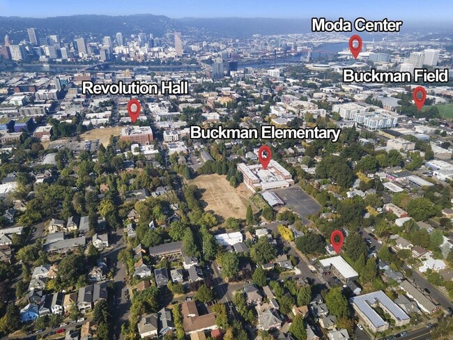 Building Photo - 1865-1865 SE Oak St