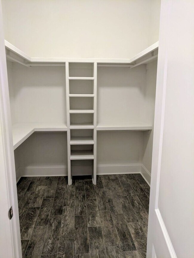 Building Photo - An amazing Townhouse for people who like big open space down Bedroom 4 Bathroom 3.5