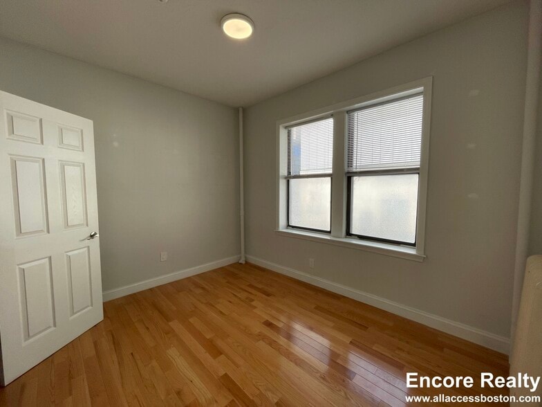 Building Photo - 108 Peterborough St