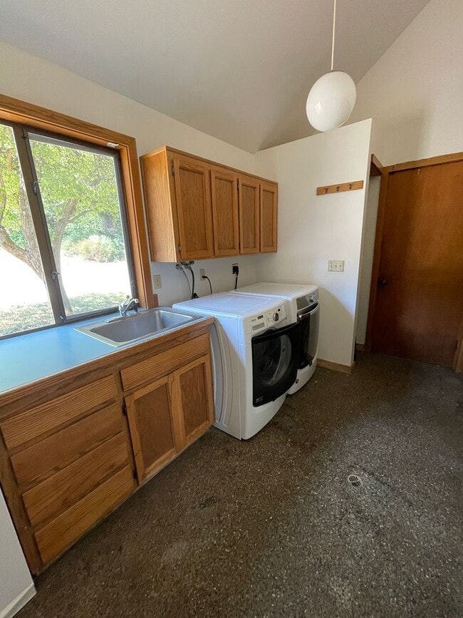 Building Photo - Lovely, Spacious Home with Stunning view o...