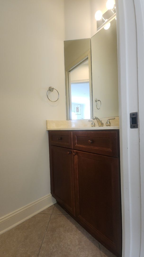 Building Photo - Huge 3 Bed 2.5 bath Home in Palencia- Main Bedroom downstairs plus Upstairs Efficiency
