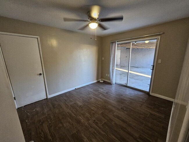 Building Photo - SW-Bakersfield 3 bedrooms 2 baths house