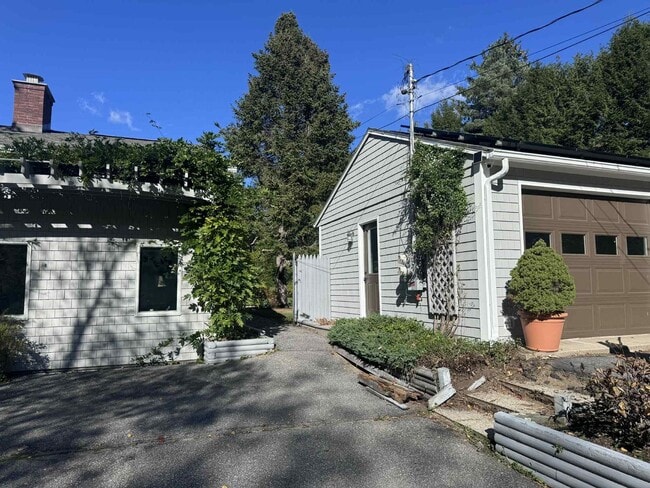 Building Photo - 3BR RANCH BRUNSWICK SEASONAL FURNISHED