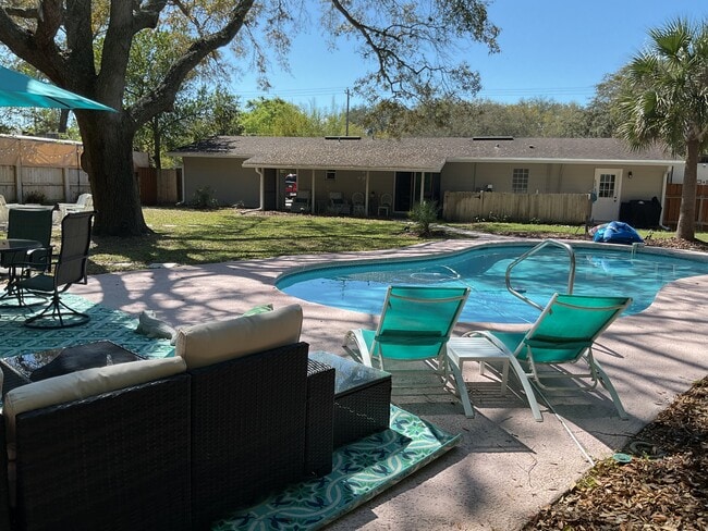 Building Photo - 716 S 15th St