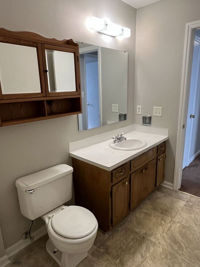 Building Photo - COMING SOON!!!  Spacious 2 Bed, 1 Bath Minutes from Uptown