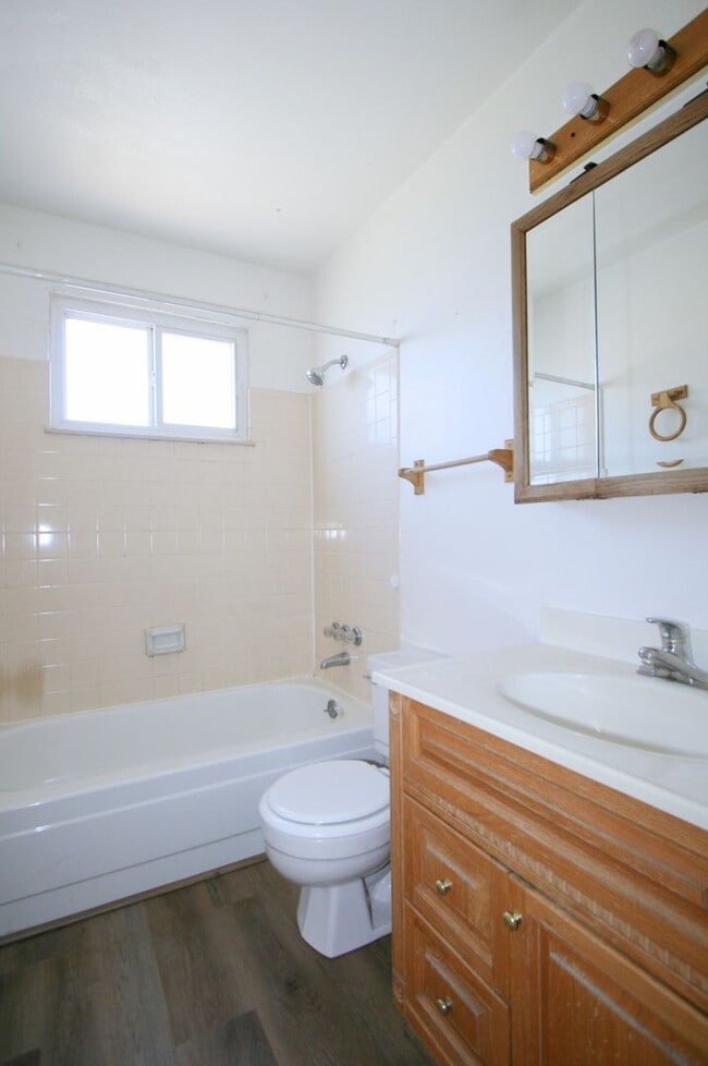 Building Photo - Charming Bi-level Home Available in Colora...