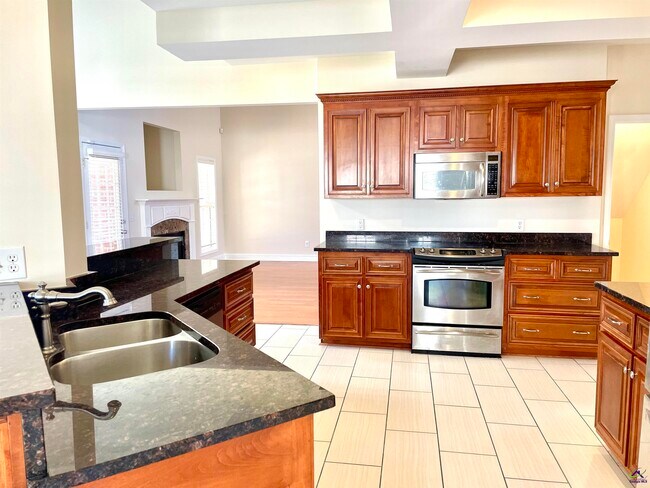 Building Photo - 300 Pembroke Pointe