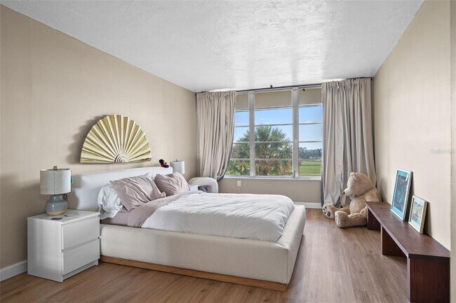Building Photo - 7461 W Country Club Dr N