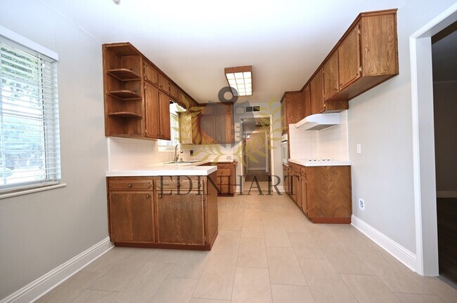 Building Photo - 412 W Sample Ave