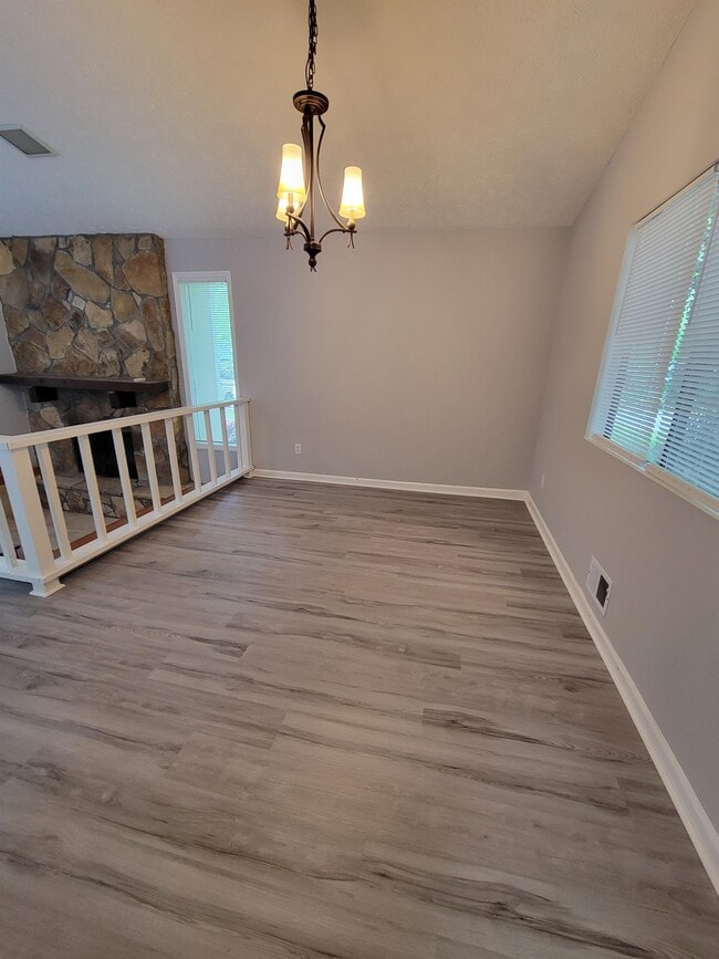 Building Photo - 180 Moonshadow Ct