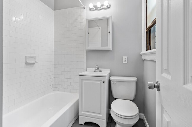 Building Photo - 414 41st St