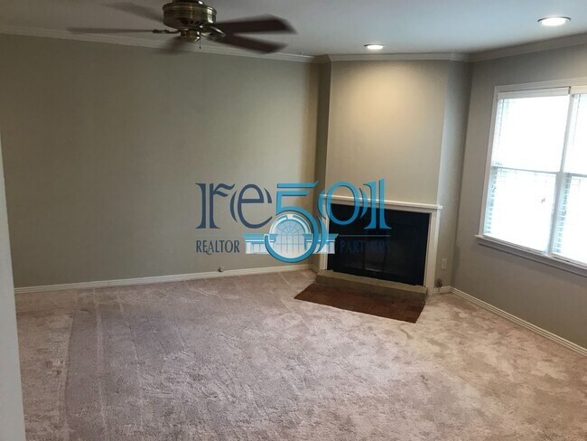 Building Photo - Pleasant Valley Condo