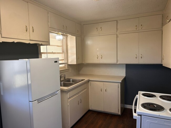 Building Photo - Remodeled 3/1 in Central Lubbock