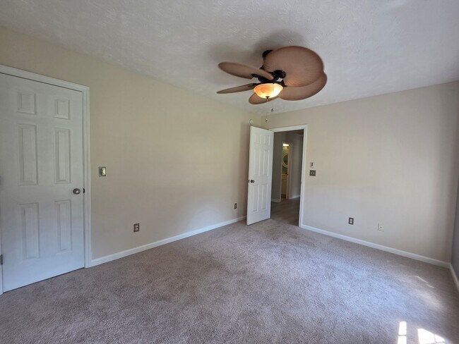Building Photo - 184 E Ridge Ct
