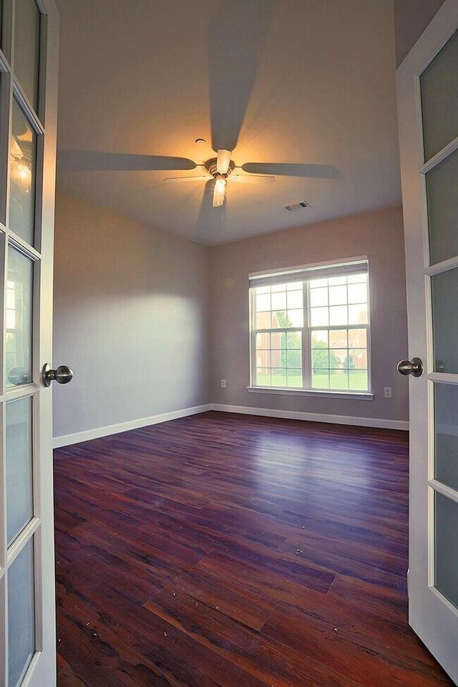 Building Photo - Family friendly home in highly sought afte...
